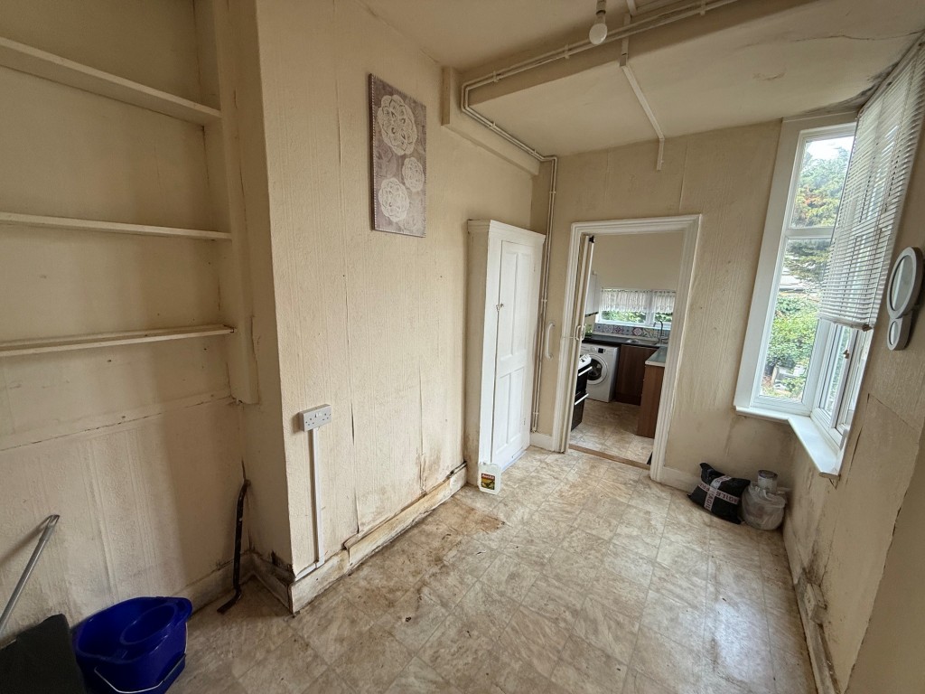 Lot: 142 - THREE-BEDROOM MID-TERRACE HOUSE FOR IMPROVEMENT - Breakfast room